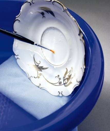 PORCELANA BEZ SKAZY - ZRÓB TO SAM. 5. Porcelanę zabezpieczamy, nakładając pędzlem roztwór alkoholu poliwinylowego. PORCELANA BEZ SKAZY - ZRÓB TO SAM. 5. Porcelanę zabezpieczamy, nakładając pędzlem roztwór alkoholu poliwinylowego.