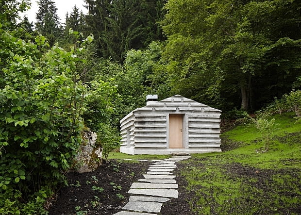 Concrete Cabin - betonowy domek w szwajcarskich Alpach; proj. Nikish Sano Walder Architects dom w Alpach, dom w górach, chatka w górach, domek w górach