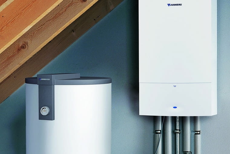 Zasobniki ciepłej wody mogą wisieć na ścianie, być wbudowane w kocioł lub też stać pod bądź obok niego zasobniki