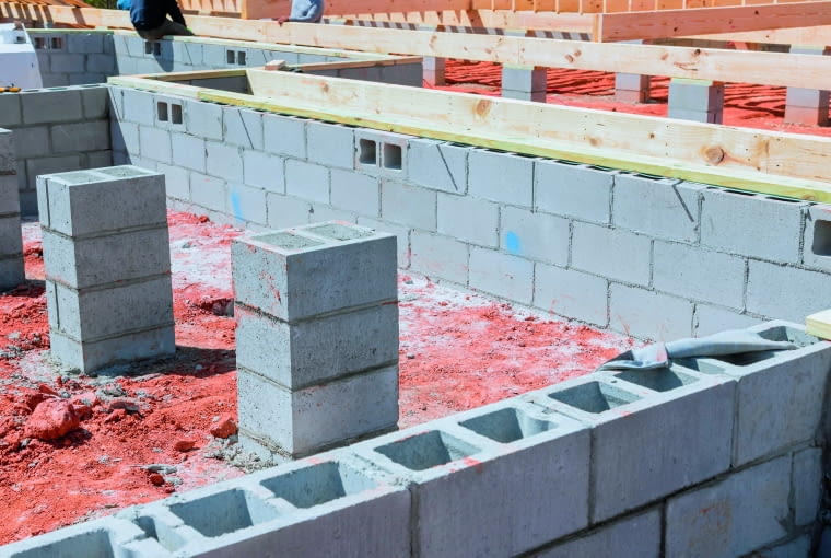 Pustaki szalunkowe zalewowe zapewniają szybsze tempo prac niż tradycyjne szalunki stosowane do budowy fundamentów domu. Mimo że cechują się wodo- i mrozoodpornością, w przypadku ścian fundamentowych należy je jednak pokryć warstwą hydroizolacji Pustaki szalunkowe zalewowe zapewniają szybsze tempo prac niż tradycyjne szalunki stosowane do budowy fundamentów domu. Mimo że cechują się wodo- i mrozoodpornością, w przypadku ścian fundamentowych należy je jednak pokryć warstwą hydroizolacji