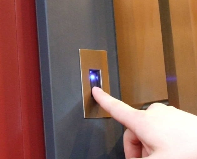 Drzwi wyposażone w czytniki biometryczne otwierają się tylko przed wybranymi osobami. zamek drzwi wejściowe