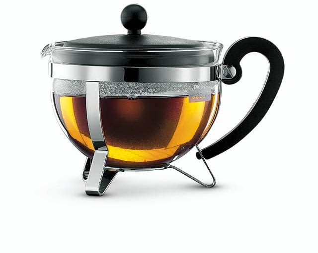 <B>KUCHNIA. Wydobędą z liści herbacianych cały smak i zapach. Ucieszą przy tym nie tylko podniebienie, ale i oko.</B> <BR>czerwonamaszyna.pl, szkło, stal i tworzywo sztuczne, poj. 1,5 l, 106 zł