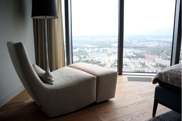 Fotel z widokiem na most Rędziński i stadion \23.09.2013 WROCLAW , Apartament pokazowy na 47 . pietrze Sky Tower .FOT . JOANNA DZIKOWSKA