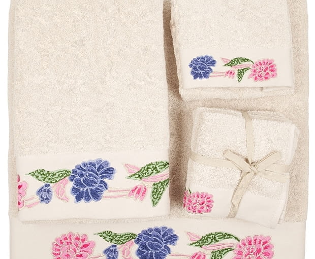 Zara Home - ręczniki w kwiaty: od 22.90 zł do 159 zł (w zależności od rozmiaru). zara home, nowości, wiosenne dodatki we wnętrzach, 2014, trendy, dodatki, wnętrzarskie dodatki, akcesoria