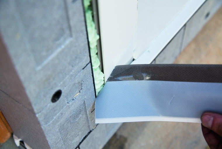 Ciepły montaż okien polega najczęściej na zastosowaniu trzech warstw izolacji w miejscu, gdzie do tej pory była tylko pianka montażowa Ciepły montaż okien polega najczęściej na zastosowaniu trzech warstw izolacji w miejscu, gdzie do tej pory była tylko pianka montażowa