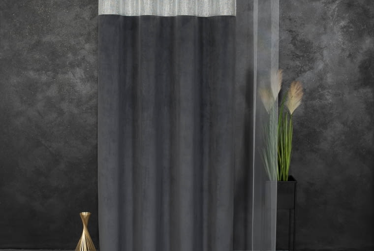 Aksamitna faktura grafitowej zasłony doda miękkości i przytulności, zupełnie jakby wnętrze spowiła mgła.