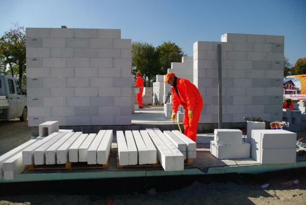 Systemowe nadproża to gotowe belki charakteryzujące się izolacyjnością cieplną zbliżoną do bloczków beton komórkowy, nadproża, budowa domu