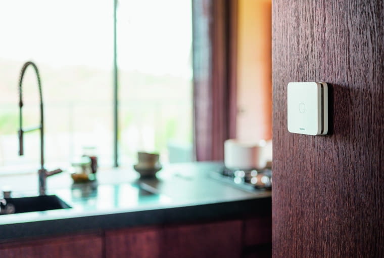 W świetle nowych przepisów duża część nowych domów musi być wyposażona w czujki tlenku węgla oraz dymu. Warto więc wybrać bezpieczeństwo i jednocześnie dobry design W świetle nowych przepisów duża część nowych domów musi być wyposażona w czujki tlenku węgla oraz dymu. Warto więc wybrać bezpieczeństwo i jednocześnie dobry design