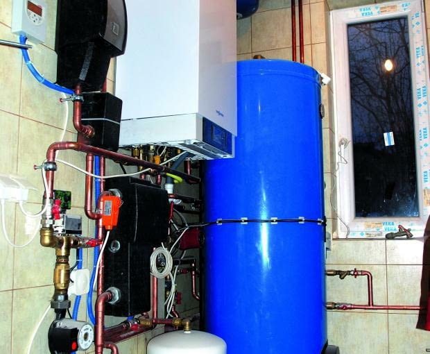 Najlepiej, jeśli na czas wykańczania domu można już uruchomić kocioł ogrzewanie, kocioł