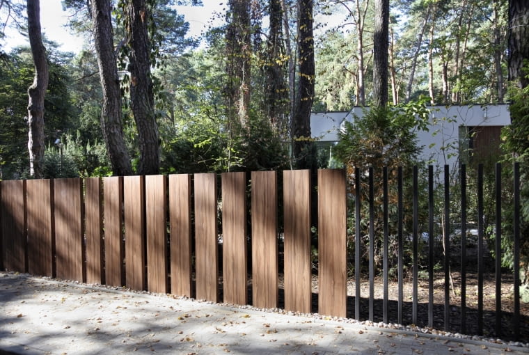 Nietypowe ogrodzenie i brama bez widocznych poziomych elementów łączących FancyFence