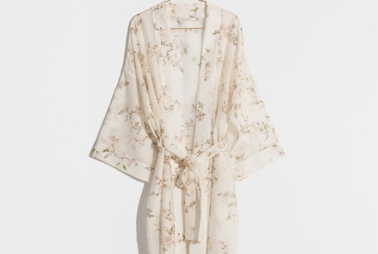 ZARA Home: kimono z nadrukiem kwiatów (jedwab i bawełna). Cena: 359 zł. ZARA Home, walentynki, prezent, pomysł na prezent