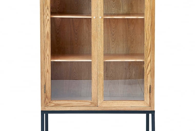 WSZYSTKO NA POKAZ. Drewniana witryna Cosmo. Na książki, piękną porcelanę, bibeloty. Nieduży mebel na 'wielką' kolekcję. housedoctor.dk