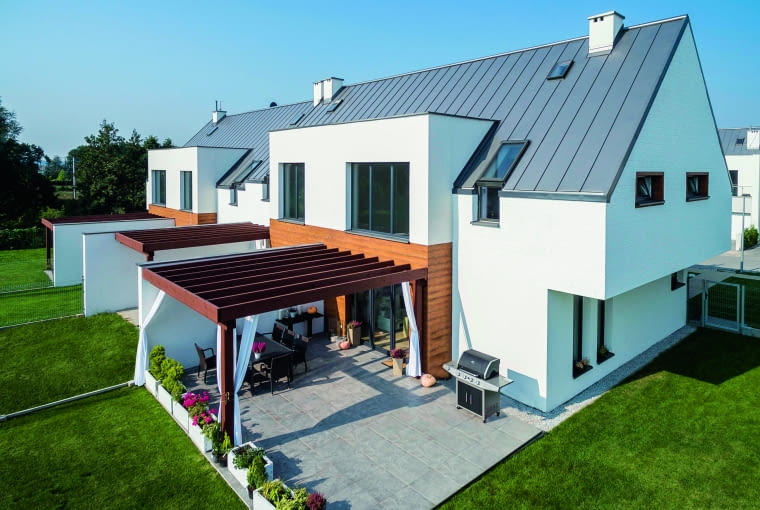 Rodzaj pokrycia dachowego jest zapisany w projekcie. Wskazuje on często tylko na materiał, więc konkretny model zwykle musimy wybrać sami. Nie jest to łatwe ze względu na duży wybór produktów na rynku