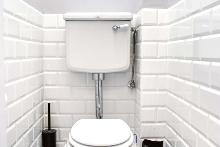 BIAŁE PŁYTKI w kształcie cegiełek gospodarze podpatrzyli w paryskim metrze - i bardzo im się spodobały. Identyczne znaleźli w Leroy Merlin. Położyli je zarówno w łazience, jak i w sąsiadującej z nią malutkiej toalecie