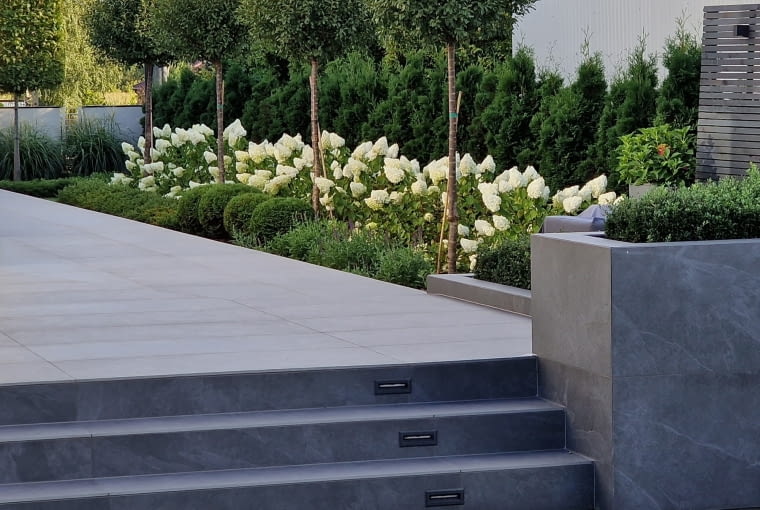 Wzdłuż zachodniej elewacji budynku, tuż pod dużymi oknami domu, znajduje się dwupoziomowy taras. Wzdłuż zachodniej elewacji budynku, tuż pod dużymi oknami domu, znajduje się dwupoziomowy taras.