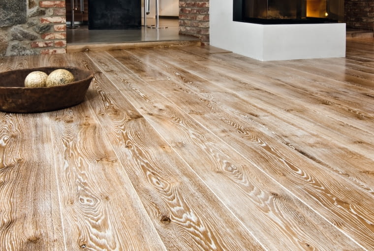 Jasna podłoga współgra z cegiełkami i betonem, dlatego odnajduje się w stylach industrialnym, skandynawskim oraz vintage