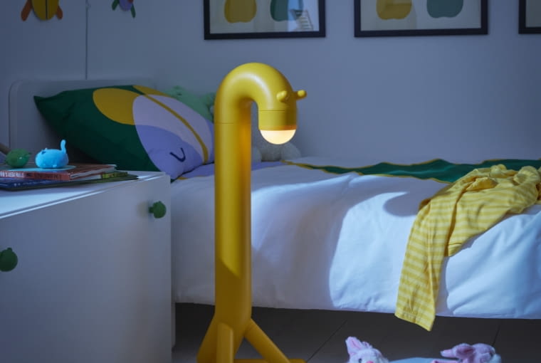 Przenośna, z delikatnym, nieoślepiającym światłem i wbudowanym minutnikiem. To najprawdopodobniej najbardziej praktyczna żyrafa pod słońcem.