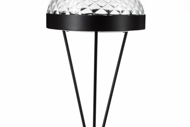 elegancka z natury Rays łączy klasyczny styl i nowoczesny sznyt. Stelaż z żelaza (również w wersji złotej), a klosz z dmuchanego szkła z Murano. Od 2800 zł, MM Lampadari/Mesmetric