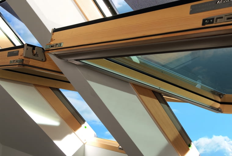 Na poddaszu użytkowym dobre oświetlenie światłem dziennym to konieczność, która wynika zarówno ze względów praktycznych, jak i z przepisów prawa Na poddaszu użytkowym dobre oświetlenie światłem dziennym to konieczność, która wynika zarówno ze względów praktycznych, jak i z przepisów prawa