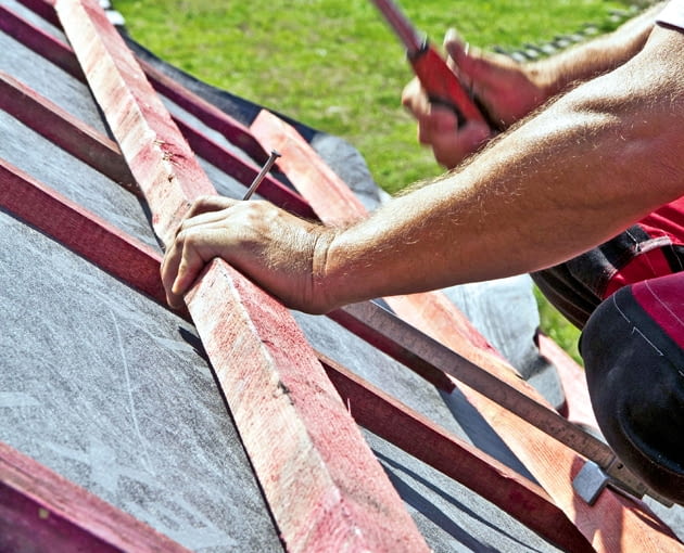 Przybijanie łat do krokwi dach, układanie dachówek, łaty na dachu