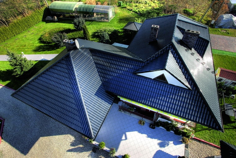 Wybór odpowiedniego systemu kalenicowego zależy od geometrii dachu, rodzaju pokrycia i oczekiwań estetycznych inwestora. Dlatego każdy dach wymaga indywidualnego podejścia