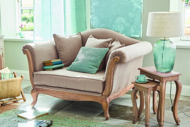 Klasycznie elegancka, a jednocześnie ponadczasowa. Wyjątkowo stylowy akcent – ryflowana szklana noga lampy pięknie się mieni. Lampa stołowa Fenis, wysokość 70 cm, 459 zł.