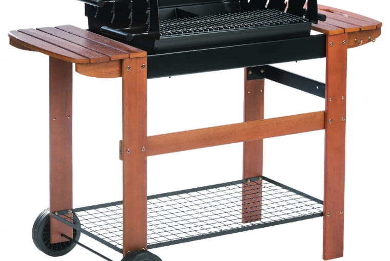 Grill węglowy/LEROY MERLIN Dwa ruszty; na kółkach; wymiary: 120 x 46 cm, wys. 95 cm. Cena: 599 zł, www.leroymerlin.pl