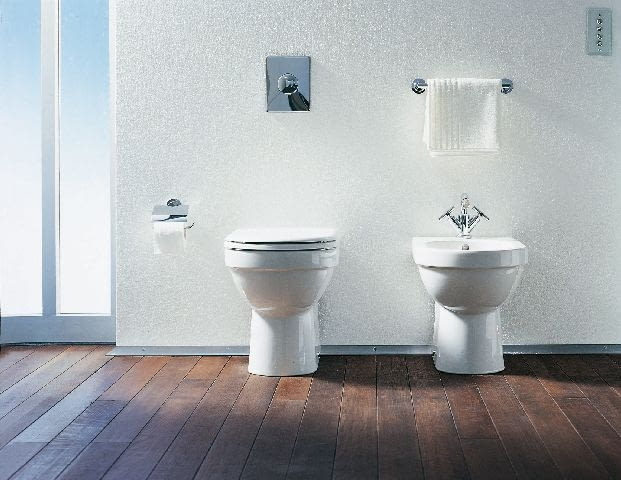 Bidet stojący przytwierdza się najczęściej do podłogi lub ściany za pomocą śrub. Bidet stojący przytwierdza się najczęściej do podłogi lub ściany za pomocą śrub.