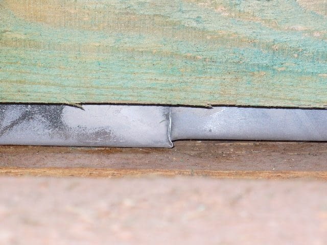 Często spotykany błąd - nierówne połączenie pasa podrynnowego (widok od wewnątrz budynku) Często spotykany błąd - nierówne połączenie pasa podrynnowego (widok od wewnątrz budynku)