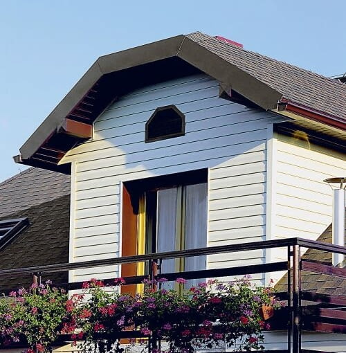 Lukarna. Dzięki odpowiednim listwom łatwo ją wykończyć, nawet gdy ma skomplikowany kształt