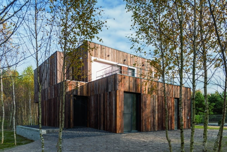 Poza nowoczesną,  czystą bryłą   i samodzielnymi   przestrzeniami,  nieograniczonymi  „skosami” domy   z płaskimi dachami mają  jeszcze jedną zaletę. Ich  elewacje przyciągają  wzrok harmonią  proporcji, elegancją,   a nie bogactwem detali