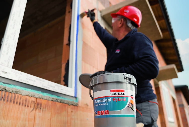 Elastyczna membrana uszczelniająca na bazie dyspersji polimerów hybrydowych po utwardzeniu tworzy elastyczną gazo- i wodoszczelną powłokę zabezpieczającą połączenie okna z murem Elastyczna membrana uszczelniająca na bazie dyspersji polimerów hybrydowych po utwardzeniu tworzy elastyczną gazo- i wodoszczelną powłokę zabezpieczającą połączenie okna z murem