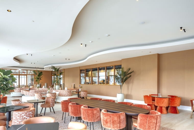 Fot. Sufity Eleganza są chętnie wybierane przez projektantów wszędzie tam, gdzie połączyć trzeba potrzebę gładkiej, monolitycznej, białej powierzchni z najwyższym standardem pochłaniania dźwięków – klasą A Fot. Sufity Eleganza są chętnie wybierane przez projektantów wszędzie tam, gdzie połączyć trzeba potrzebę gładkiej, monolitycznej, białej powierzchni z najwyższym standardem pochłaniania dźwięków – klasą A