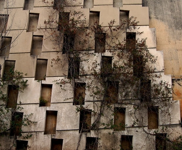 Cmentarz w Igualadzie powstał na trudnych do adaptacji obrzeżach miasta. Architekci musieli uwzględnić strome nachylenie terenu Cmentarz w Igualadzie
