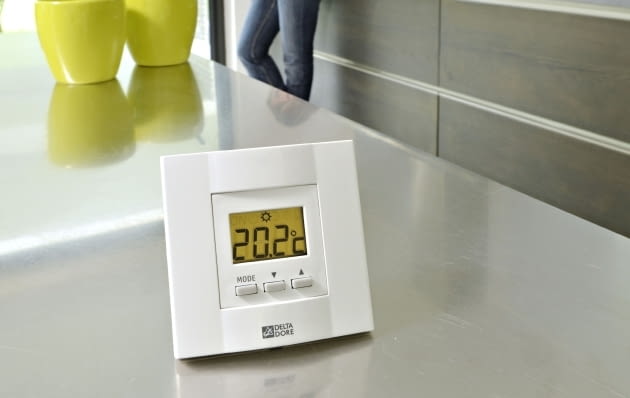 Niewielkie zmiany temperatury pomiędzy dniem a nocą poprawią komfort snu, a nie przyczynią się do wychłodzenia domu termostat, ogrzewanie, automatyka układu grzewczego