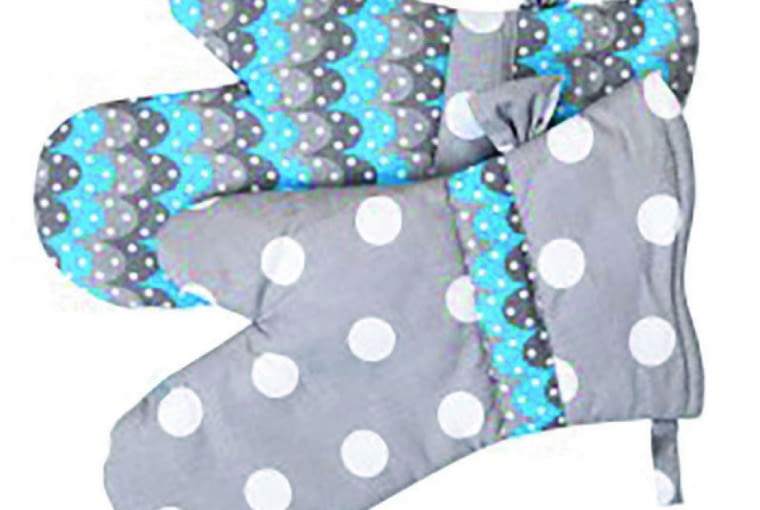 Rękawice i fartuszki/Kropka w kratkę Fartuchy, dzięki którym gotując, poczujemy się elegancko. Wykonane ze 100% bawełny, dostępne w wielu wzorach i kolorach. Praktycznym uzupełnieniem są rękawice kuchenne. Cena: 75 zł (damskie), 85 zł (męskie), 40 zł (rękawice) www.kropkawkratke.pl