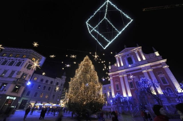 Słowenia: Świąteczne dekoracje na starówce w Lublanie, plac Preseren Preseren Square is illuminated with Christmas decorations in Ljubljana's old section December 9, 2009. REUTERS/Srdjan Zivulovic (SLOVENIA SOCIETY)
