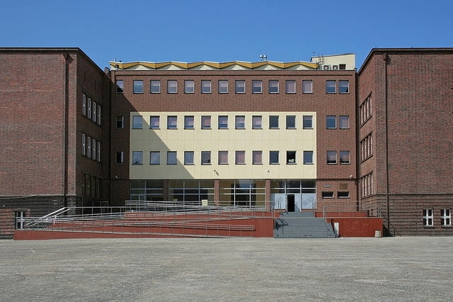 W marcu przyznana została także i inna 'antynagroda' architektoniczna. Betonową Kostką za najgorszą realizację architektoniczną w aglomeracji katowickiej 'nagrodzona' została termomodernizacja głównego gmachu Miejskiej Biblioteki Publicznej w Bytomiu. MAKABRYŁA: Gmach Miejskiej Biblioteki Publicznej w Bytomiu poddany termomodernizacji.