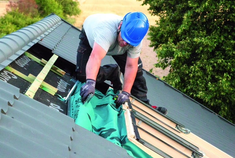 Przed rozpoczęciem montażu okna dach powinien być już pokryty paroprzepuszczalną membraną dachową lub inną izolacją wstępnego krycia