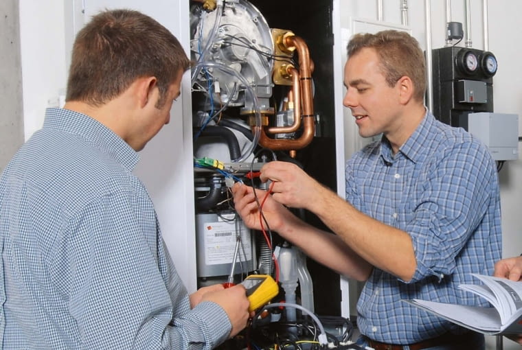 Montaż kotła, a potem jego uruchomienie zawsze należy powierzyć fachowcom z odpowiednimi uprawnieniami