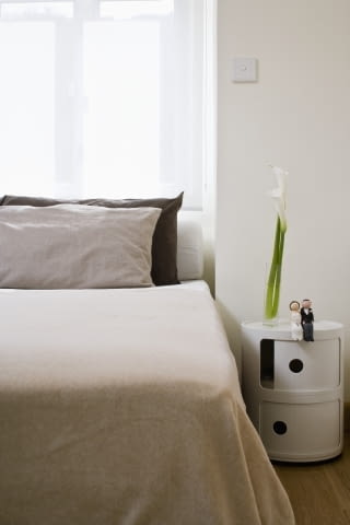 Sypialnia w jasnych kolorach Bedroom --- Image by Gareth Brown/Corbis
