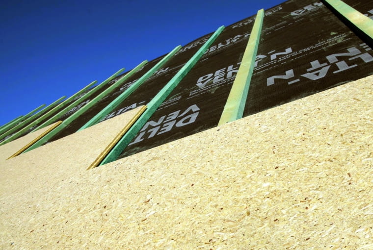 Płyty MFP przeznaczone na sztywne poszycie dachu są sztywne i mają bardzo gładką powierzchnię, a także są dość odporne na wodę i wytrzy