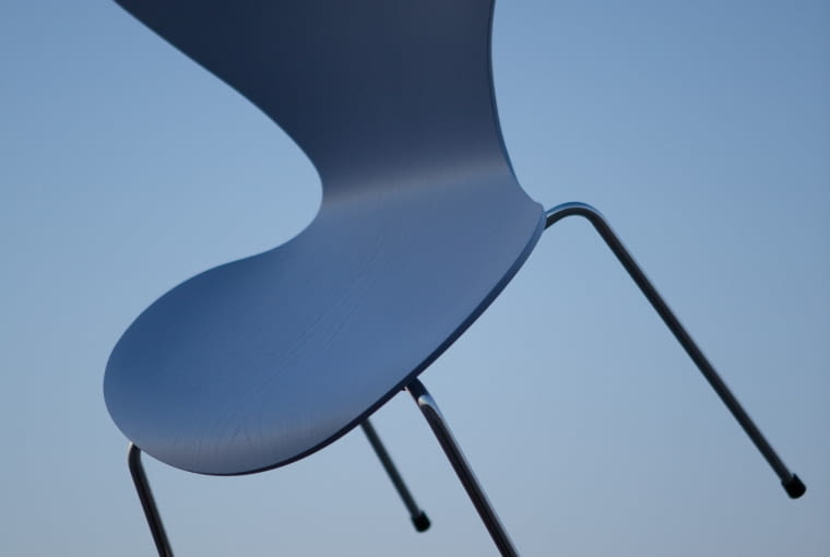 Frtiz Hansen x Kinfolk Jak dopasować krzesła do stołu w jadalni?