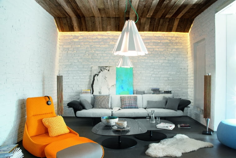 W części wypoczynkowej strefy dziennej sofa firmy Arper. Lampy spódniczki marki Delta Light zaprojektował Tim Van Steenbergen. Obraz Mariusza Andryszczyka. W części wypoczynkowej strefy dziennej sofa firmy Arper. Lampy spódniczki marki Delta Light zaprojektował Tim Van Steenbergen. Obraz Mariusza Andryszczyka.