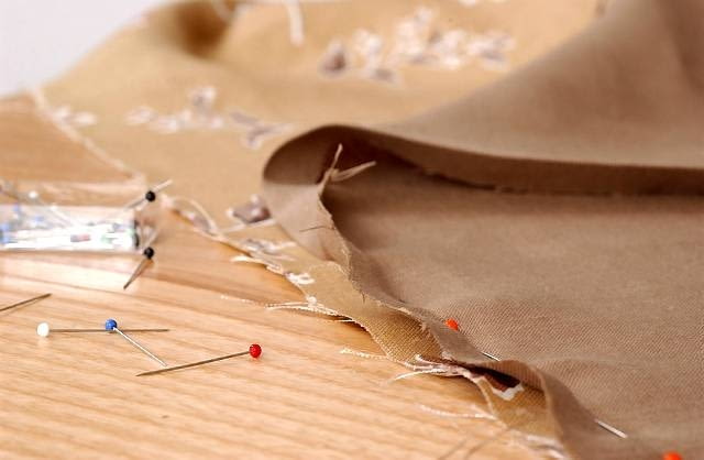 WNETRZA POKOJ OKNO ZASLONA Z KAWALKOW MATERIALU - WYKONANIE