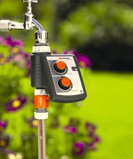 Programator montowany na kranie ogrodowym połączony za pomocą szybkozłączki z wężem uruchomi za nas zraszacz w wybranym czasie.