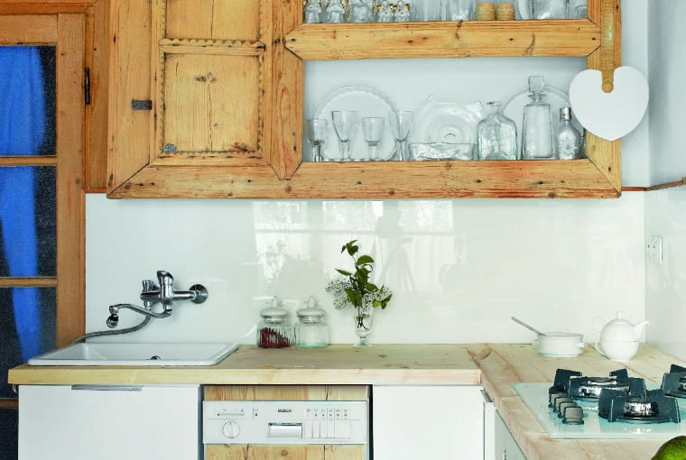 WISZĄCA PÓŁKA, zwana na Podhalu polką, ma ponad dwieście lat. Nad blatem, zamiast płytek, tafle mlecznego szkła, które ciekawie odbijają światło.