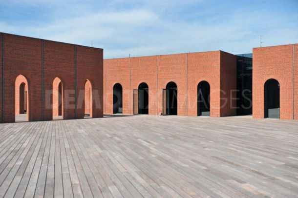 AlhóndigaBilbao to dzieło, w którym Phillippe Starck mógł się wykazać i jako architekt i jako designer. Projektant wykorzystał wszelkie walory dawnego przemysłowego obiektu, zarazem dodał do niego wiele swoich dzieł - lampy, meble, przedziwne instalacje. Całość tworzy oszołamiający efekt, który z pewnością stanie się kolejną wielką atrakcją turystyczną Bilbao. architektura, top 10, hiszpania, frank gehry, bilbao, budynek