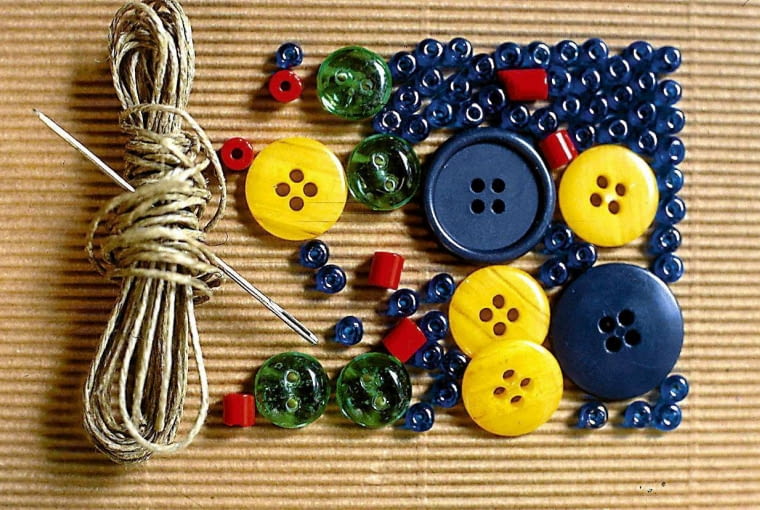 WARCABY GRA PIONKI WYKONANE Z GUZIKOW POTRZEBNE MATERIALY WYKONANIE FOT. MILENA LAKOMSKA PUBLIKACJA CZTERY KATY NR 12 (147) - 12.2003 SLOWA KLUCZOWE: BUTIK ZABAWKI PLASTYKA ZDJĘCIE DO WKŁADKI: PUBLIKACJA CZTERY KATY NR 12 (147) - CZASOPISMA