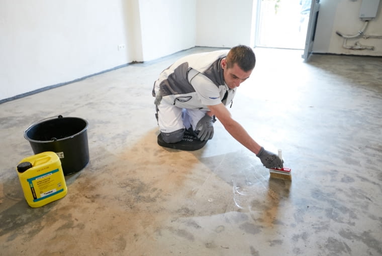 Gruntowanie podłoża w piwnicy,